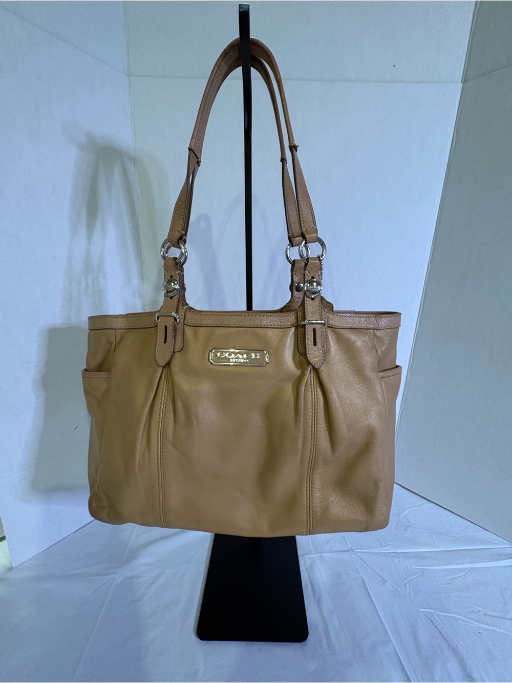 COACH Gallery Shoulder Tote with Polished Logo Plate in Gold/Tan